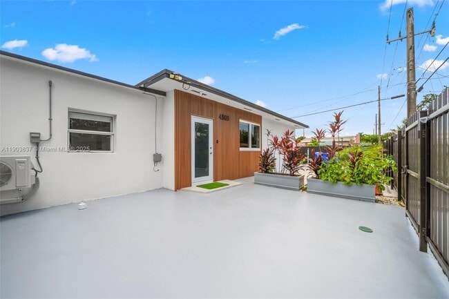 Building Photo - 4301 NW 4th St