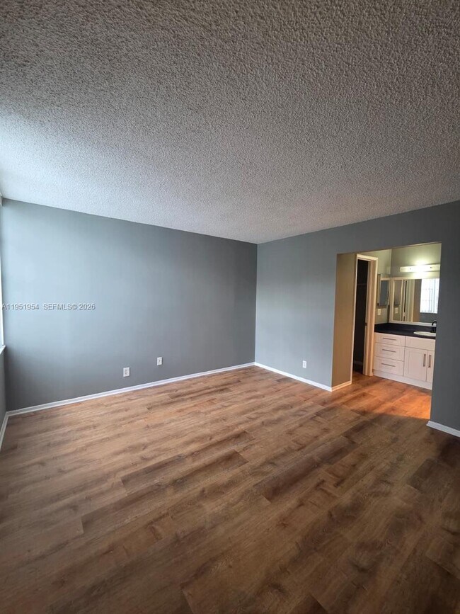 Building Photo - 9450 Live Oak Pl