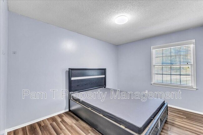 Building Photo - 11403 Largo Dr