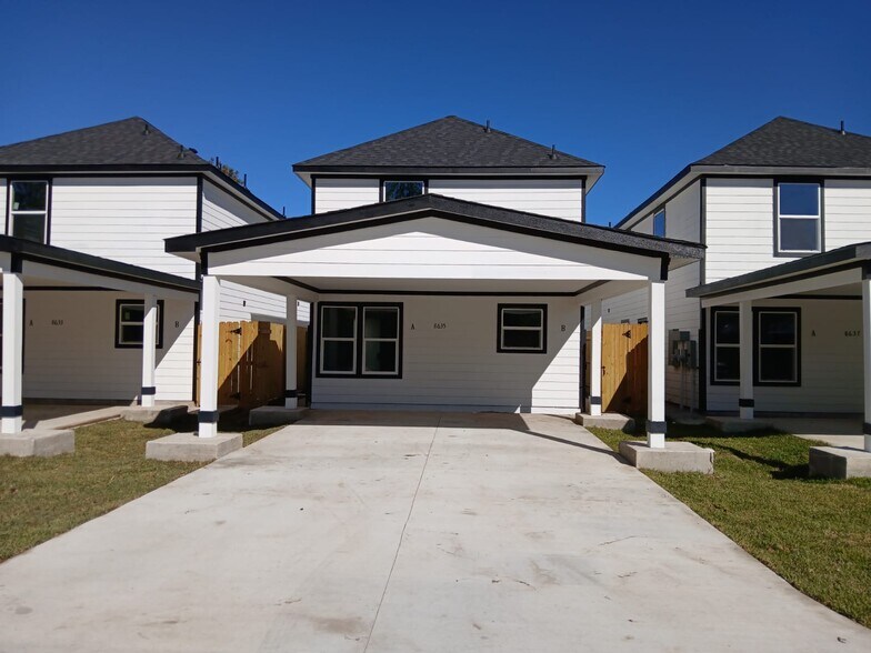 Building Photo - 8641 Peachtree St