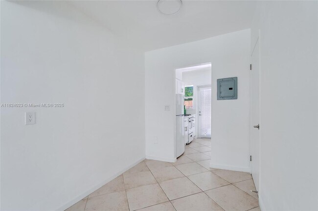 Building Photo - 6930 Rue Versailles Dr