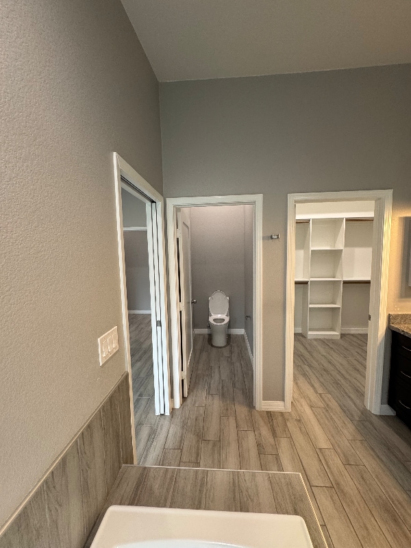 Building Photo - 1558 W 5th St