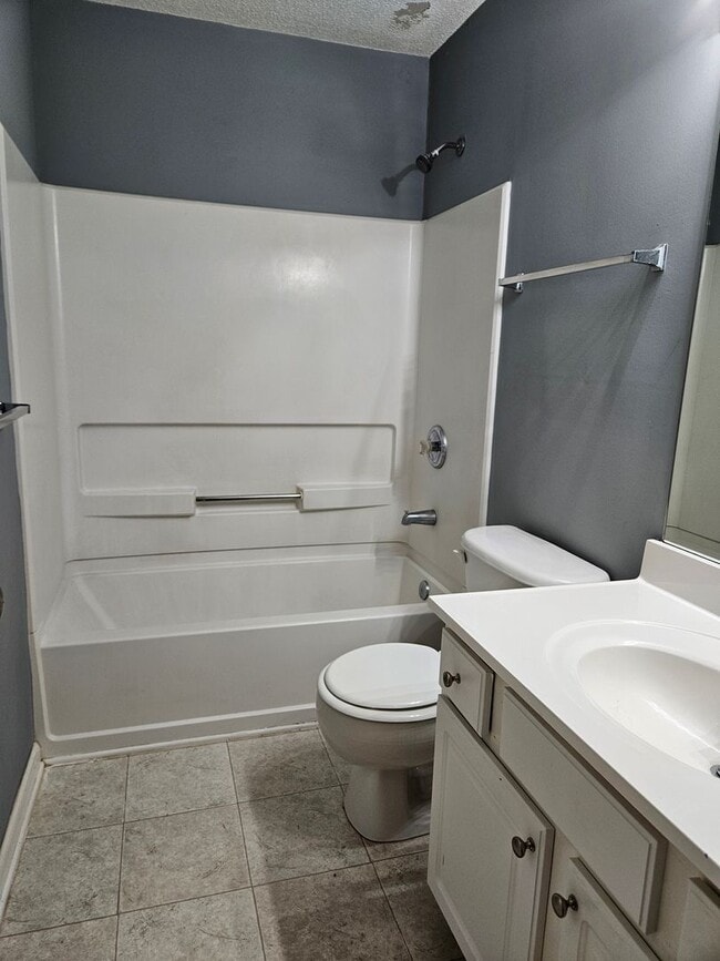 Building Photo - Rare 3 bed 2.5 bath Townhome home located ...