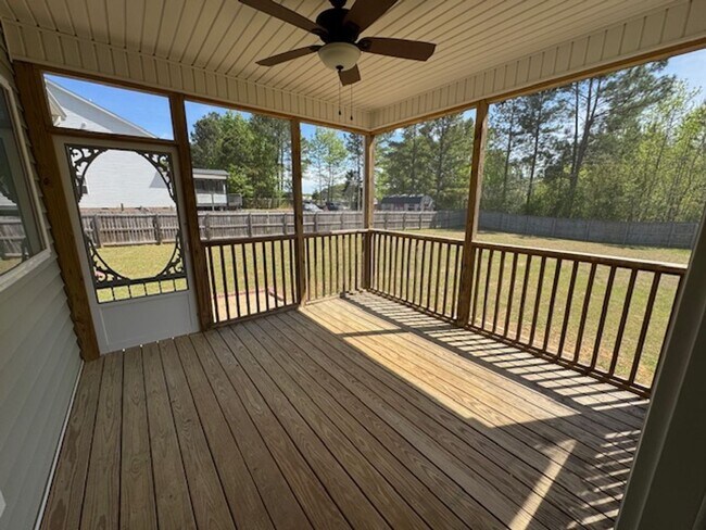 Building Photo - Like New and Move-in Ready!!