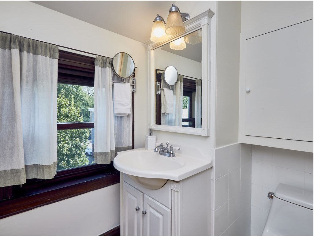 Building Photo - 8 Saint James St