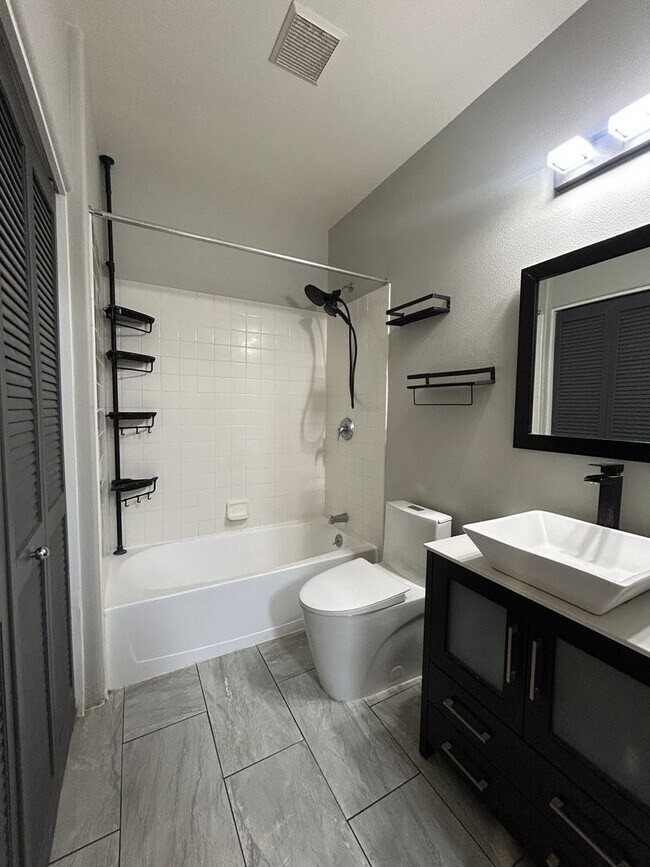 Building Photo - Bright & Airy 3-Bedroom Townhome in Ewa Be...