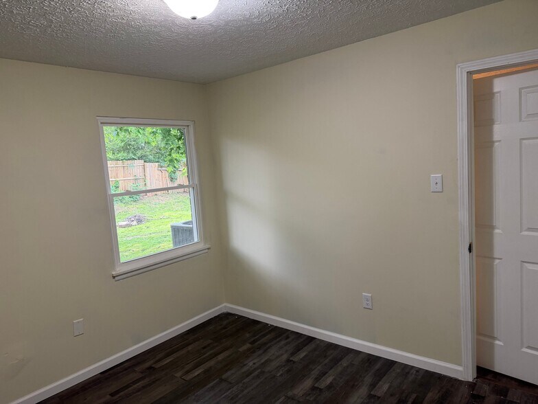 Building Photo - 725 Goyne Ave