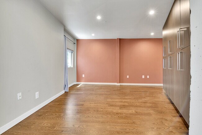 Building Photo - $3,100 - 2 Bed, 2 Bath Lofted Condo in Den...