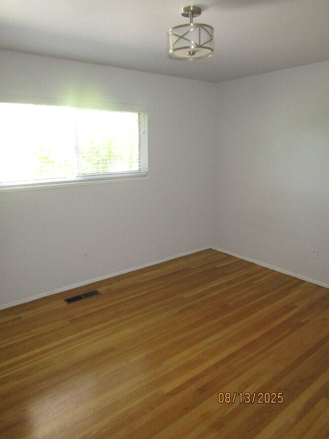 Building Photo - Beautiful single story home with amazing b...