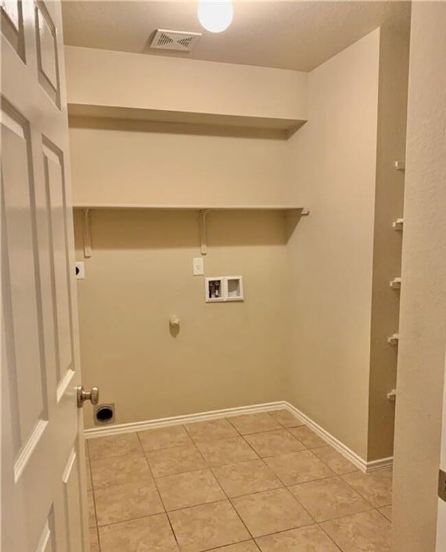 Building Photo - CUTE 4-bedroom 2-bathroom house HOUSING ACCEPTED!