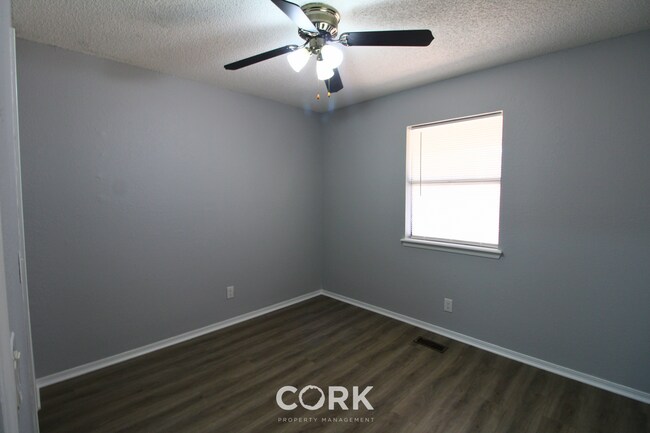 Building Photo - 708 Teal Pl