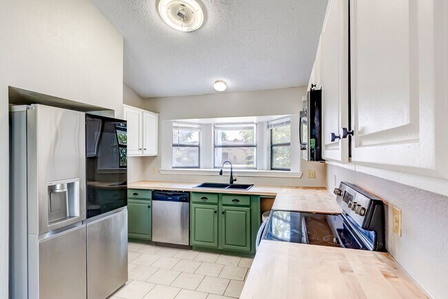 Building Photo - 2015 Newton Dr