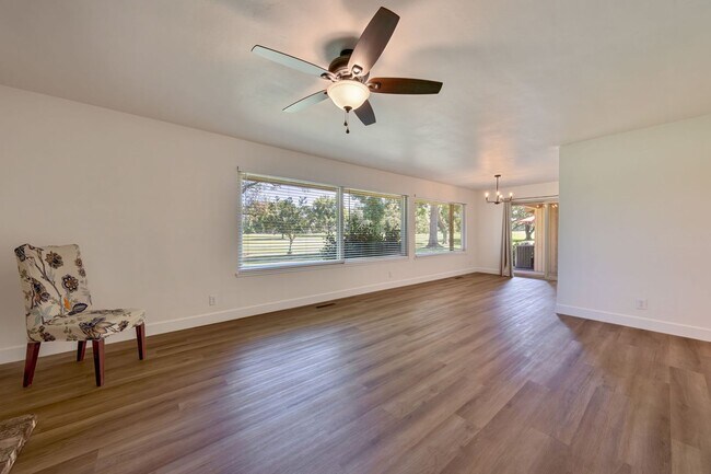 Building Photo - Renovated 2 Bedroom Condo Located on the F...