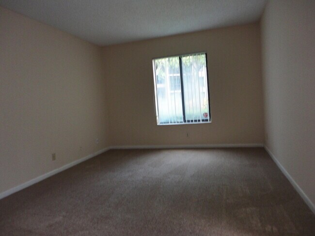 Building Photo - 208 Foxtail Dr