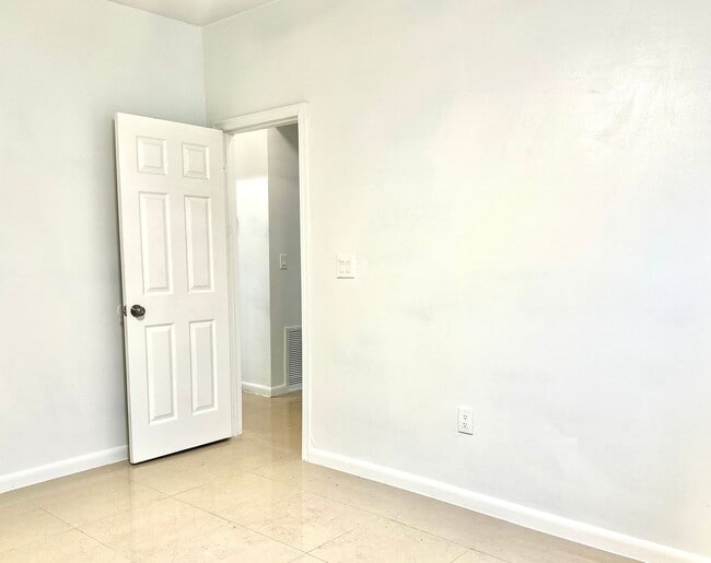 Building Photo - Huge 3 Bed House For Rent