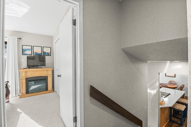 Building Photo - 103 Racquet Pl