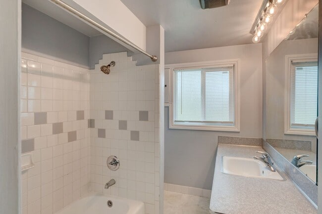 Building Photo - 3 Bedroom 2 Bath Home near Heart of Oak Ha...