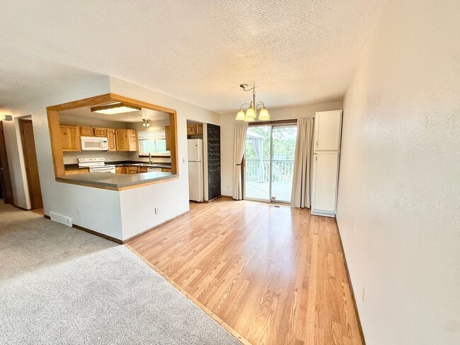 Building Photo - Move in ready home on Flintridge!
