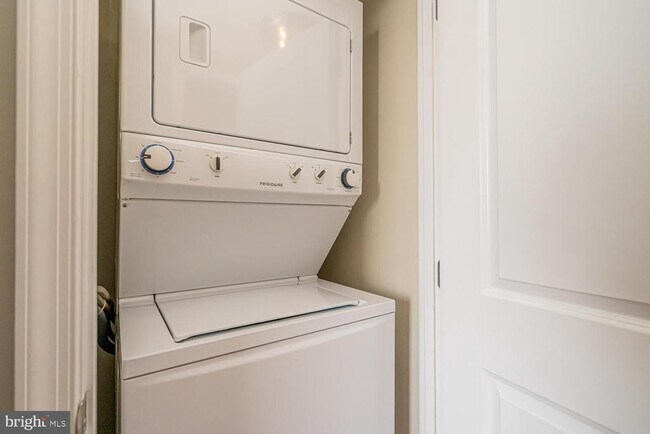 Building Photo - 851 N Glebe Rd