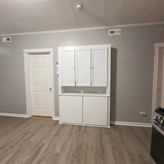 Building Photo - 4232 S California Ave