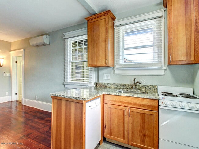 Building Photo - 2116 Herschel St