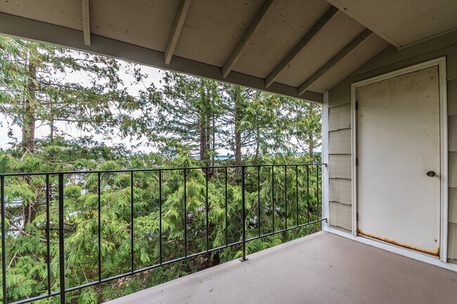 Building Photo - 2 Bed 1 Bath Condo in town