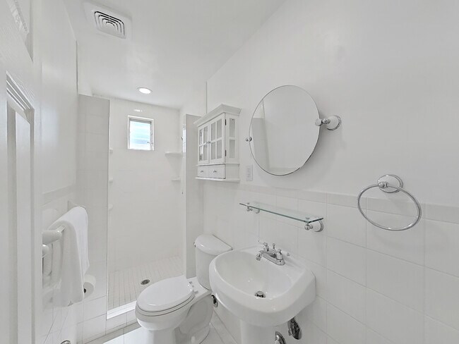 Building Photo - 4610 W Bay Villa Ave