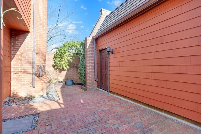 Building Photo - AMAZING SPACIOUS END UNIT TOWNHOUSE IN PRIME LOCATION