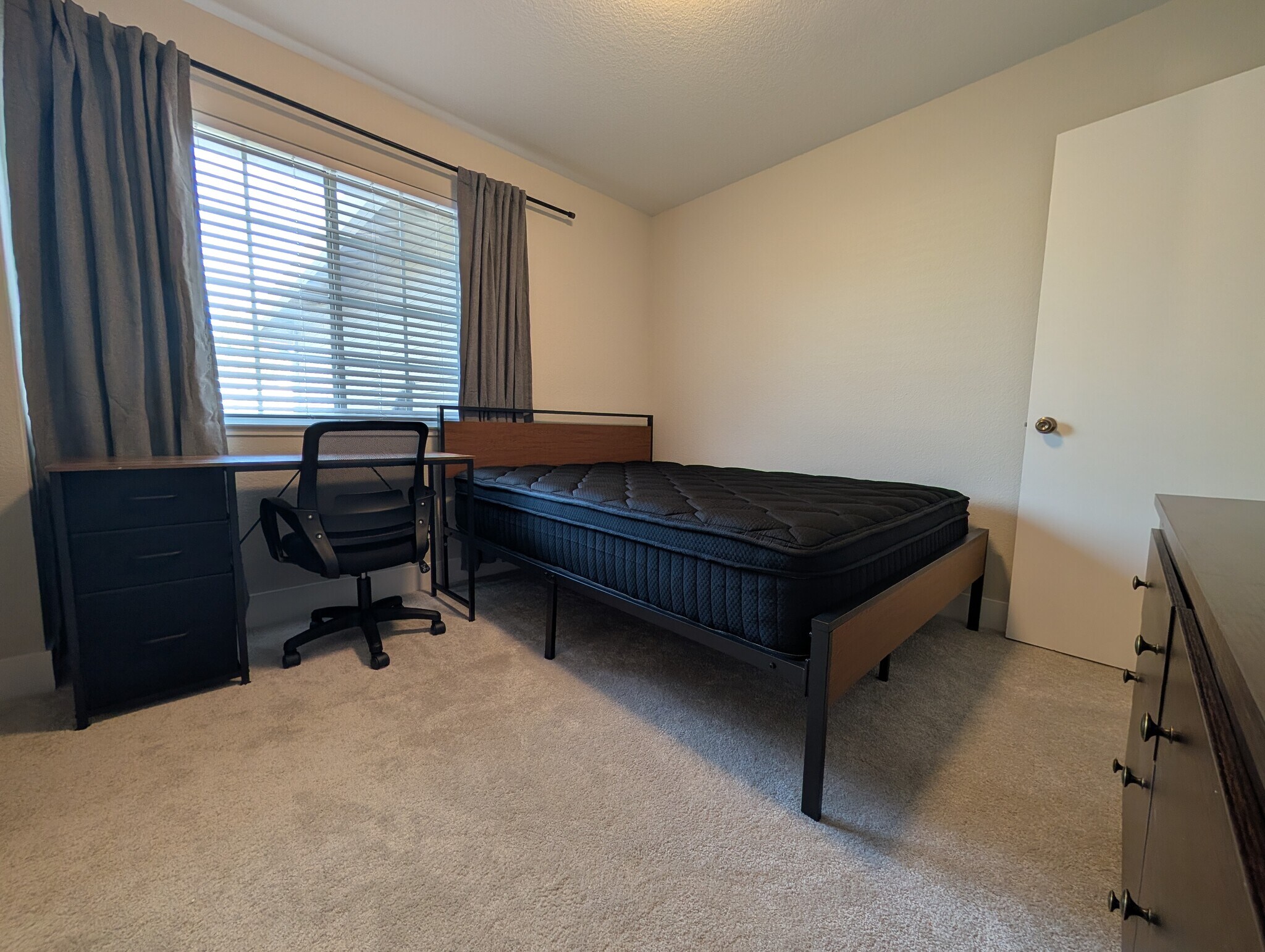 Building Photo - 553 Oakborough Ave