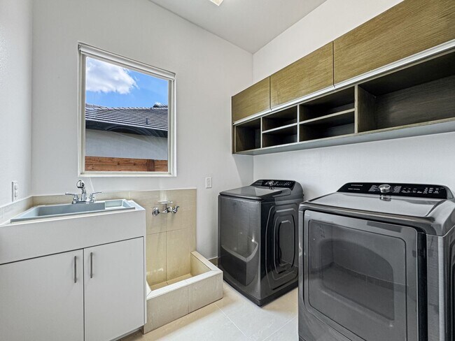 Building Photo - Modern 3-Bed / 3-Bath Home with Pool!