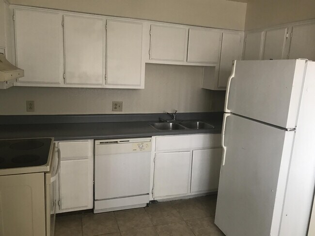 Building Photo - 2807 E Marconi Ave