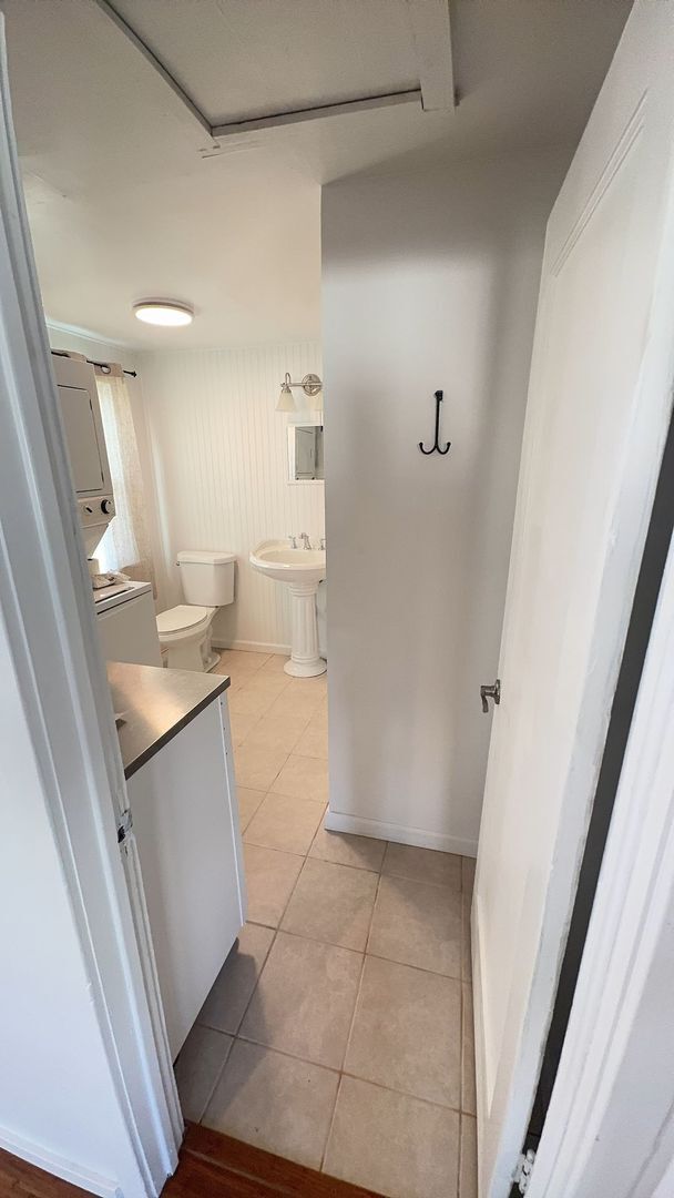 Building Photo - Single Family 2 Bedroom 1 Bath Home on Large Fenced Lot