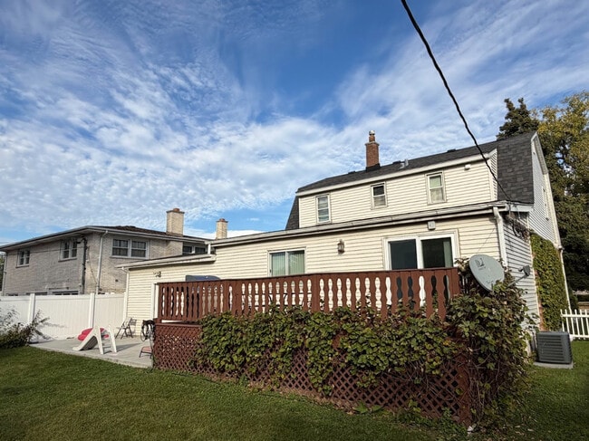 Building Photo - 5540 Fairview Ave