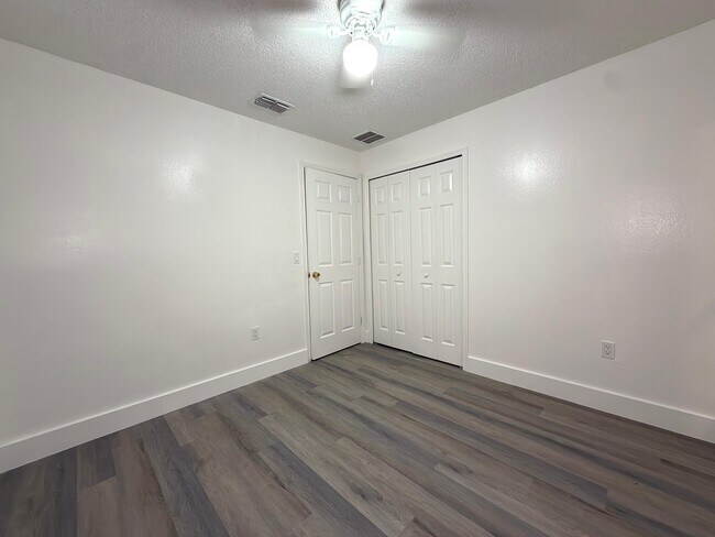 Building Photo - 6921 Long Needle Ct