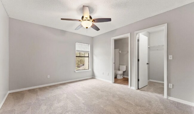 Building Photo - 2/2.5 Townhome with garage