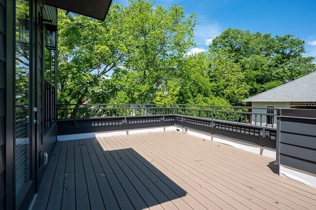 Building Photo - 900 Meridian St