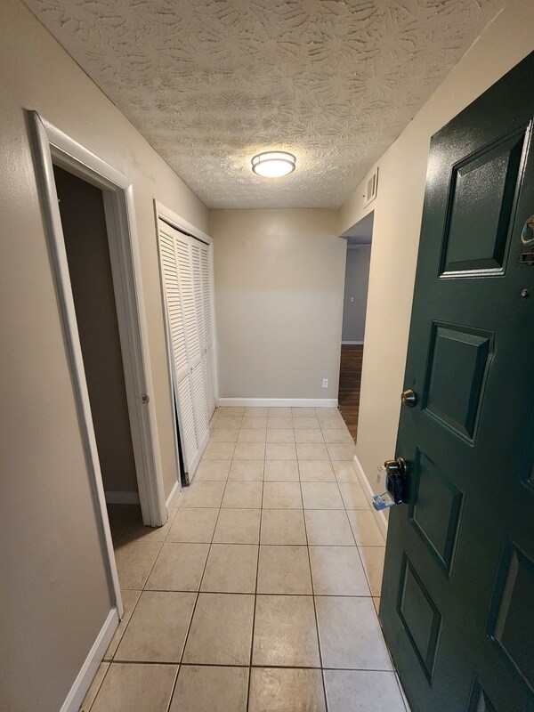 Building Photo - 9400 Roberts Dr
