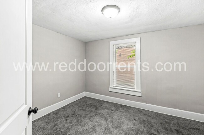 Building Photo - Updated & Budget-Friendly 3-Bedroom Home N...