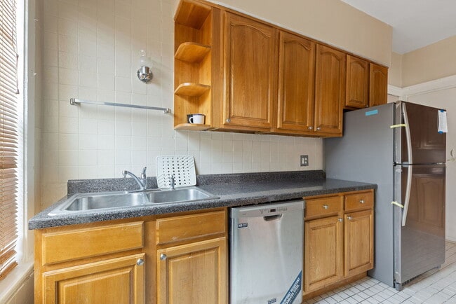 Building Photo - 940 E 48th St
