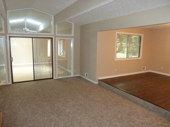 Building Photo - 3 Bed / 2.5 Bath with 2300 Square Feet!! A...