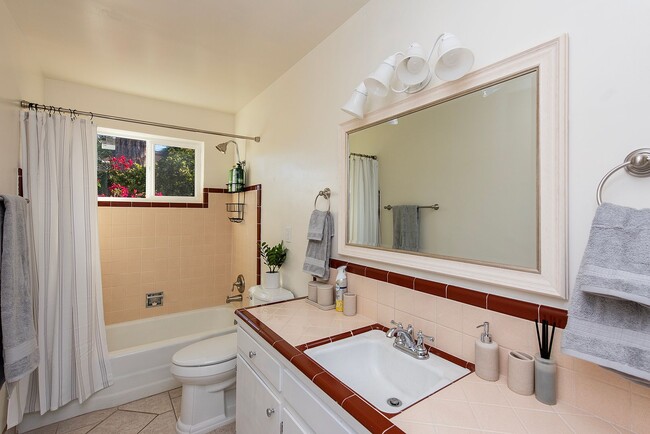 Building Photo - 3526 N Santa Rita Ave