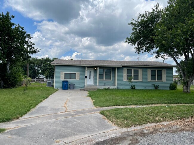 Primary Photo - 312 Mesquite St