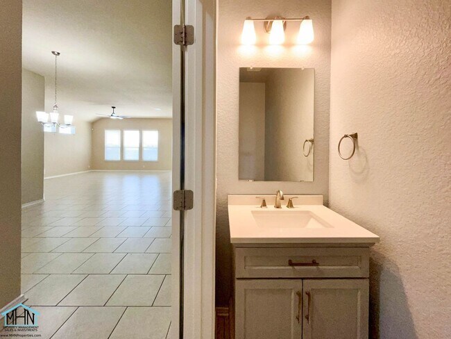 Building Photo - A Stunning 5-Bedroom, 2.5-Bathroom Home in the Heart of San Antonio, Texas!