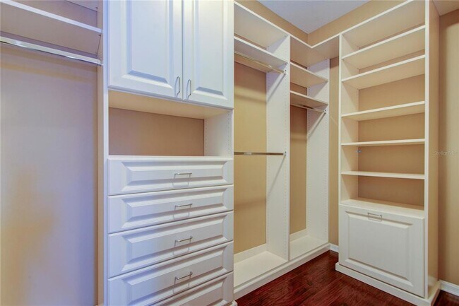 Building Photo - 1122 Oakcrest Dr