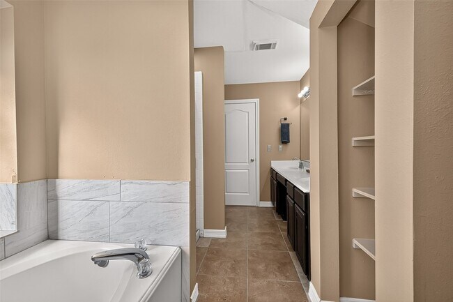 Building Photo - 4011 Alexis Cir