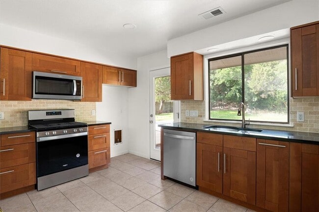 Building Photo - 6100 Danwood Dr