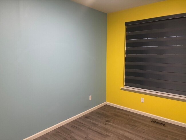 Building Photo - 708 Alban Aly