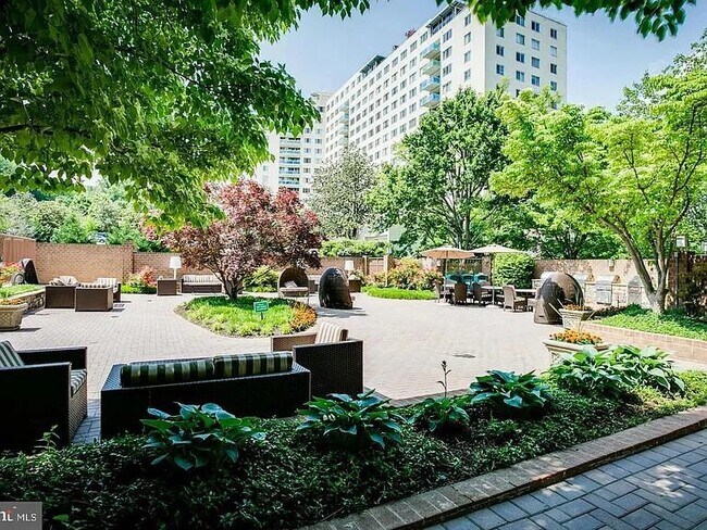 Building Photo - 10101 Grosvenor Pl