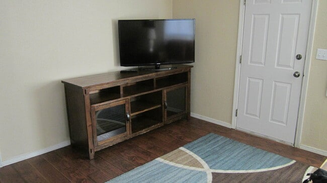 Building Photo - Lovely Fully Furnished 2 bed, 1 bath home