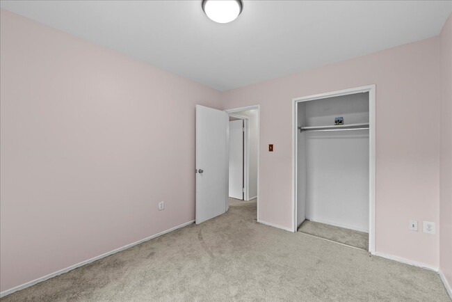 Building Photo - "Charming 4-Bed Townhouse with Granite Tou...
